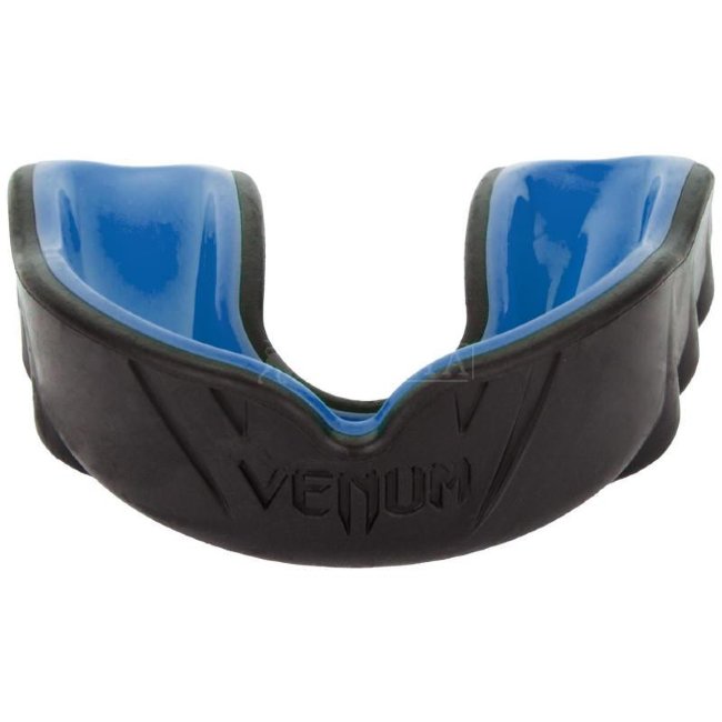 Боксёрская капа Venum Challenger чёрного цвета снаружи синего цвета внутри