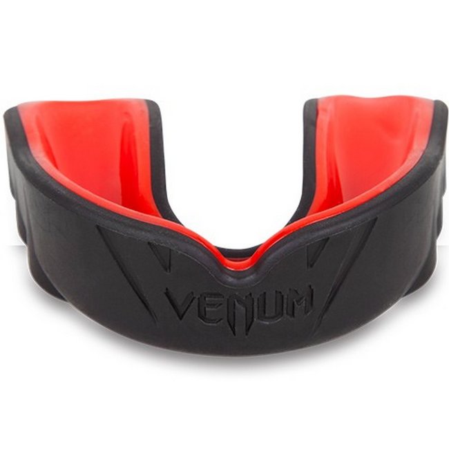 Боксёрская капа Venum Challenger чёрного цвета снаружи красного цвета внутри