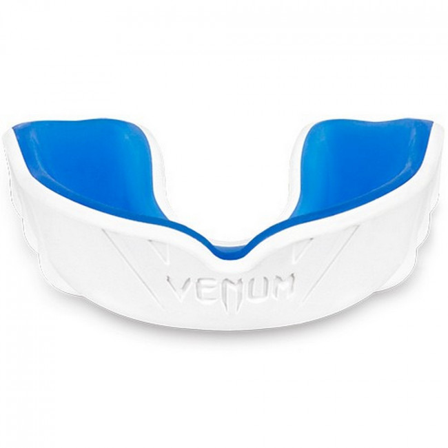 Боксёрская капа Venum Challenger белого цвета снаружи голубого внутри