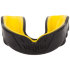 Боксёрская капа Venum Challenger чёрного цвета снаружи жёлтого цвета внутри