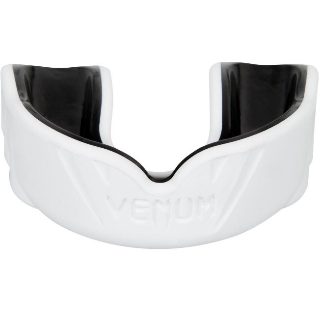 Боксёрская капа Venum Challenger белого цвета снаружи чёрного цвета внутри